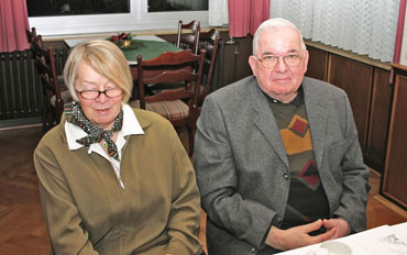 Winfried Beck und Gattin hören aufmerksam zu!